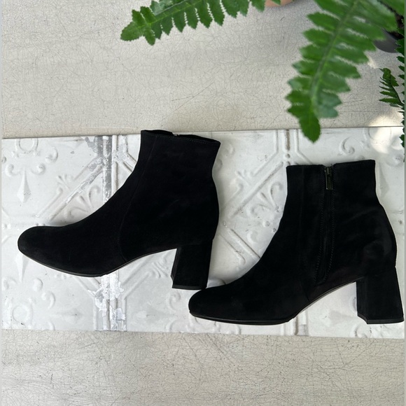 La Canadienne Women
Black Suede Waterproof JOANIE
SUEDE BOOTIE
$525.00
Black 10 - Picture 9 of 16